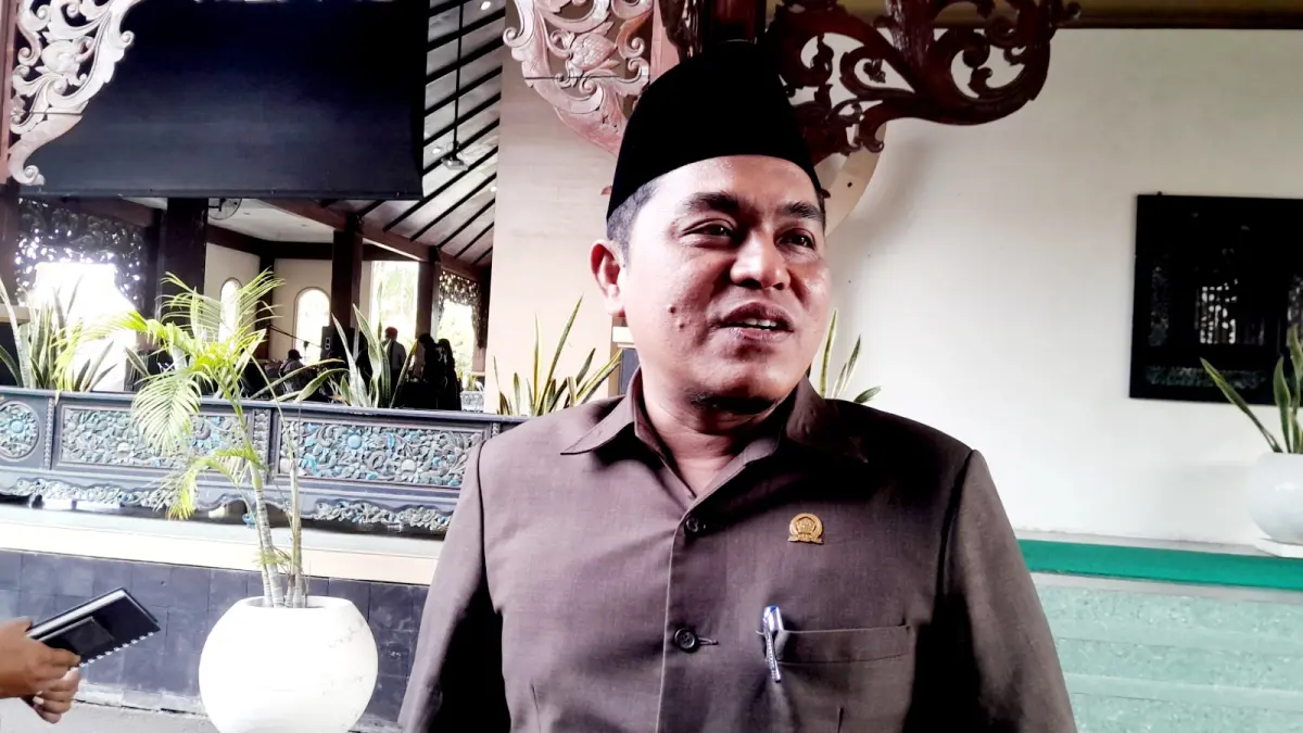 KRITIS: Ketua DPRD Pamekasan Ali Masykur wawancara doorstop dengan awak media di Pendopo Ronggosukowati, Pamekasan. (M. KHOLIL RAMLI/JPRM)