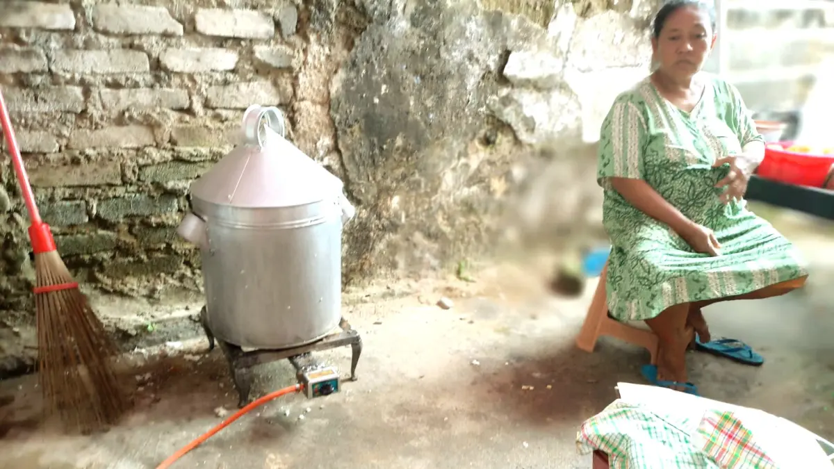 LANGKA: Warga saat memasak menggunakan tabung LPG melon di Kelurahan Rongtengah, Sampang, Sabtu (4/4). (ELA UNTUK JPRM)