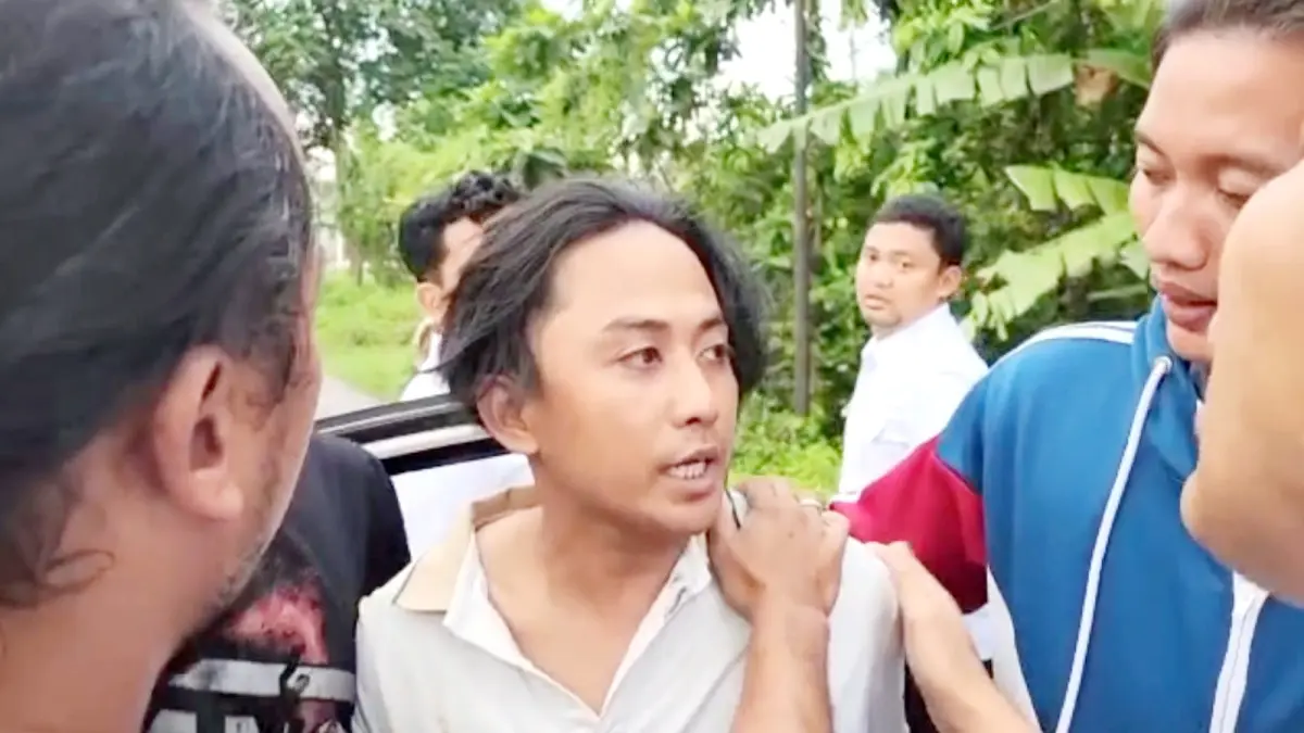 MERESAHKAN: Anggota Satreskrim Polres Bangkalan menangkap pemilik senpi ilegal di Desa Tramok, Kecamatan Kokop, Bangkalan, Senin (30/3). (POLRES BANGKALAN UNTUK JPRM)