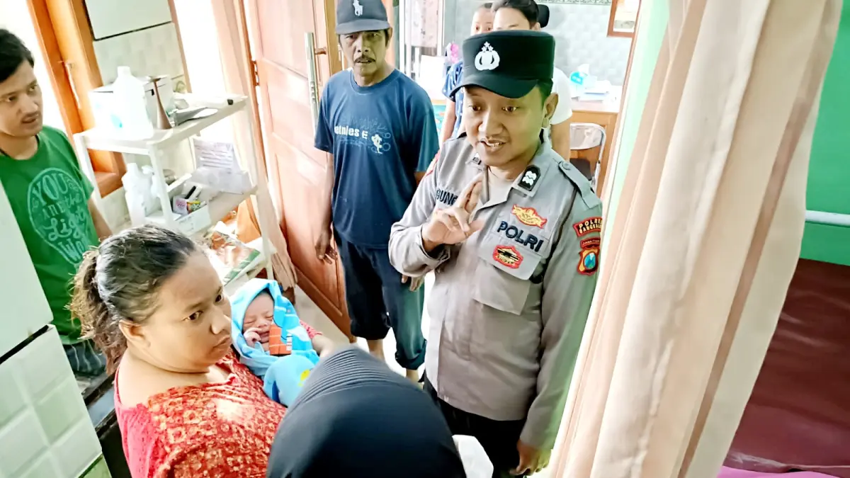 SEHAT: Warga mengevakuasi bayi laki-laki yang ditemukan di Pasar Blega, Bangkalan, Jumat (3/4). (POLRES BLEGA UNTUK JPRM)