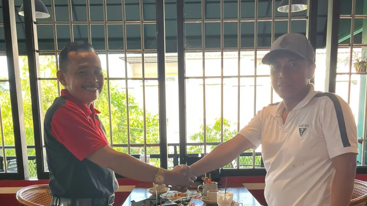 SEMOGA SUKSES: Kepala SDN 1 Pelampaan Moh Edi Junaidi (kiri) bersalaman dengan Owner Yayasan Babur Rizki Camplong Eko Sang Baginda usai membahas turnamen sepak bola antar pelajar, Minggu (5/4).