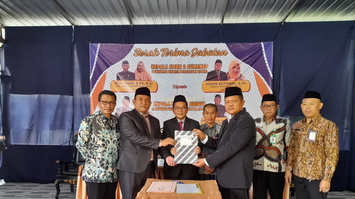 SUKSES: Proses serah terima jabatan Kepala SMKN 1 Arjasa yang dilakukaj di SMAN 2 Sumenep pada Selasa (31/3)