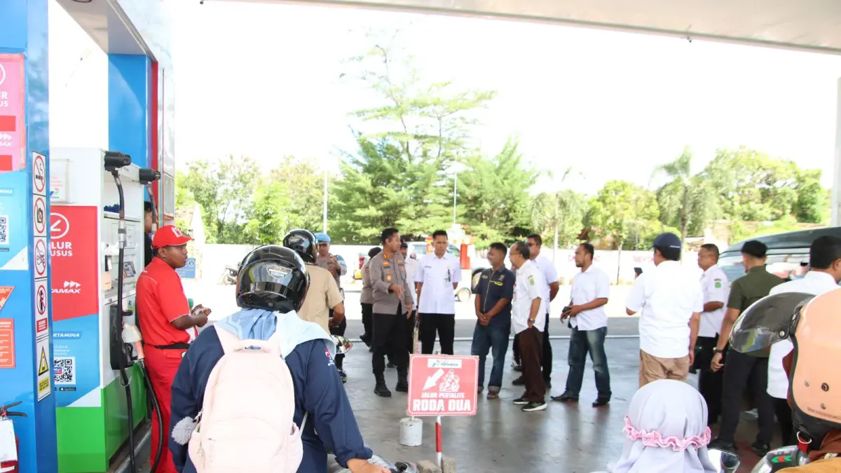 TURUN LANGSUNG: Tim gabungan saat melakukan pemantauan di SPBU Desa Geddungan, Kecamatan Batuan, pada Rabu (1/4). (POLRES SUMENEP UNTUK JPRM)