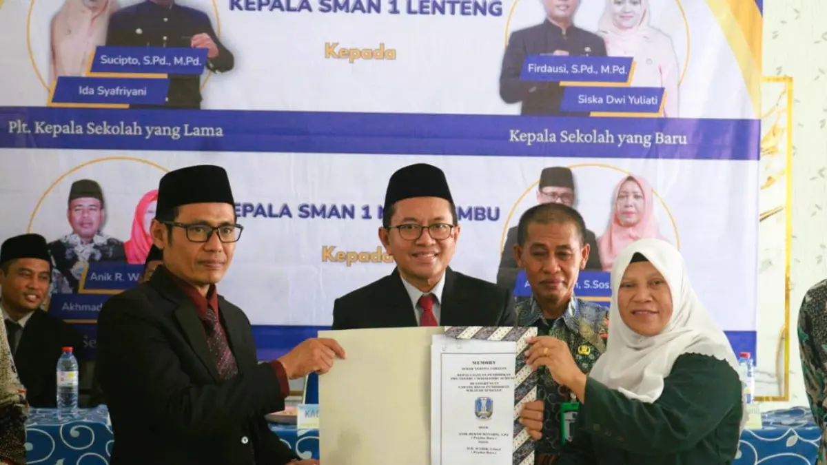 BERJALAN LANCAR: Proses serah terima kepala SMAN 1 Masalembu di aula SMAN 1 Lenteng pada Selasa (31/3).