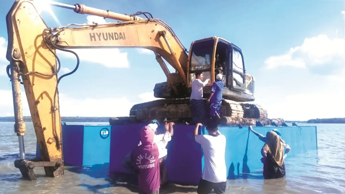 BERSITEGANG: Warga menghentikan aktivitas alat berat di Kampung Tapakerbau, Desa Gersik Putih, Kecamatan Gapura, Sumenep, Minggu (5/4). (AHMAD SHIDDIQ UNTUK JPRM)