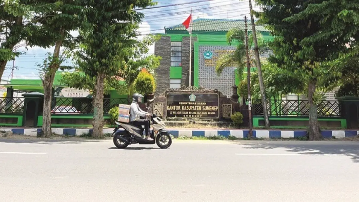 JADI SOROTAN: Pengendara sepeda motor melintas di depan kantor Kementerian Agama Sumenep di Jalan Agus Salim, Kecamatan Kota, Rabu (1/4). (MOH. IQBAL/JPRM)