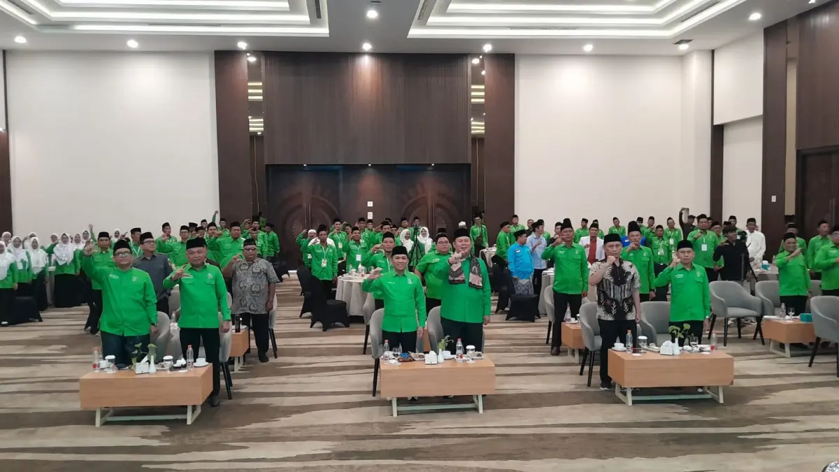 JALAN PERJUANGAN: Peserta dan para tamu Muscab PKB Pamekasan sedang melakukan sesi foto bersama, di Azana Style Hotel, Minggu (5/4).