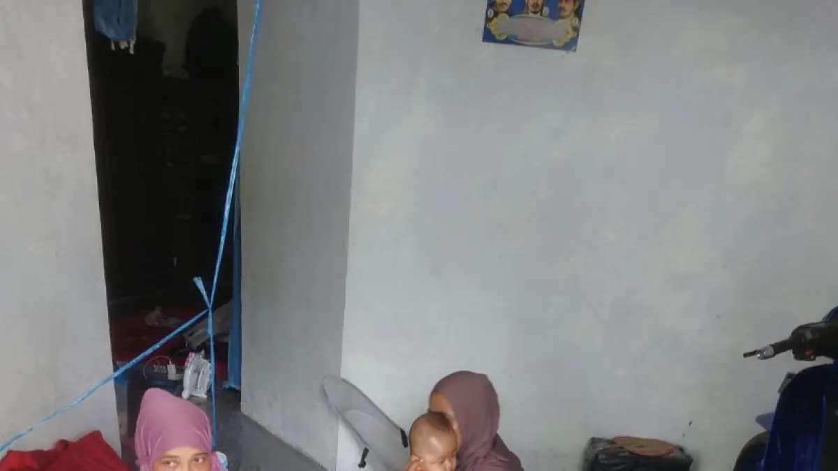 KROSCEK: Petugas saat mendata GC PBI JKN di Desa Apaan, Kecamatan Pangarengan (4/3).