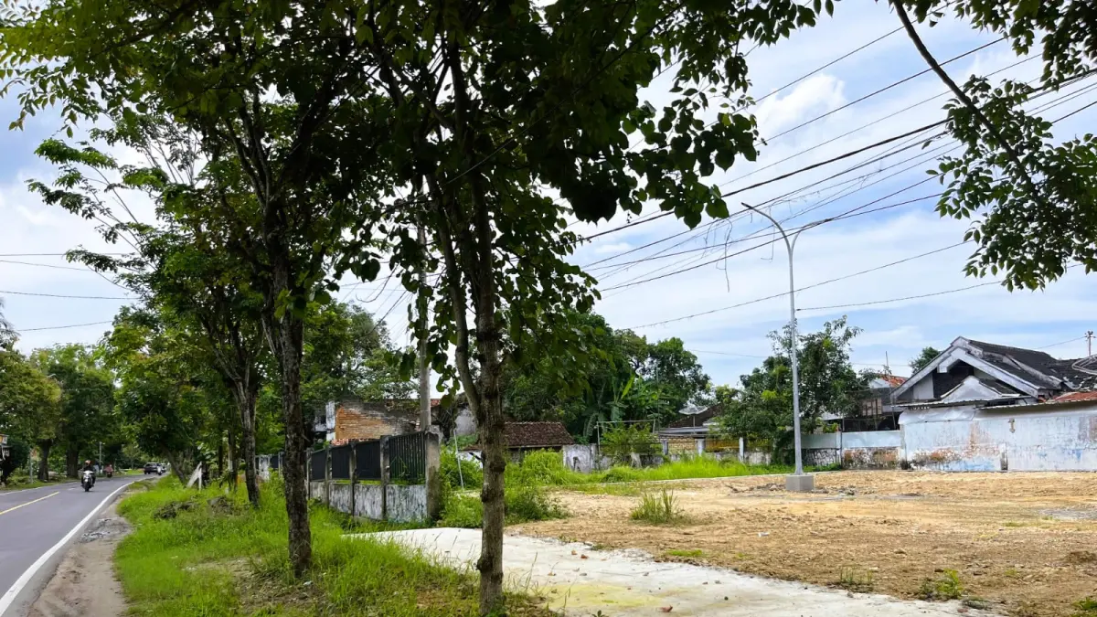 LAHAN KOSONG: Pengendara sedang melintas di sekitar lokasi sentra PKL Pasar Kayu di Desa Pabian Kecamatan Kota Sumenep, Minggu (5/4).