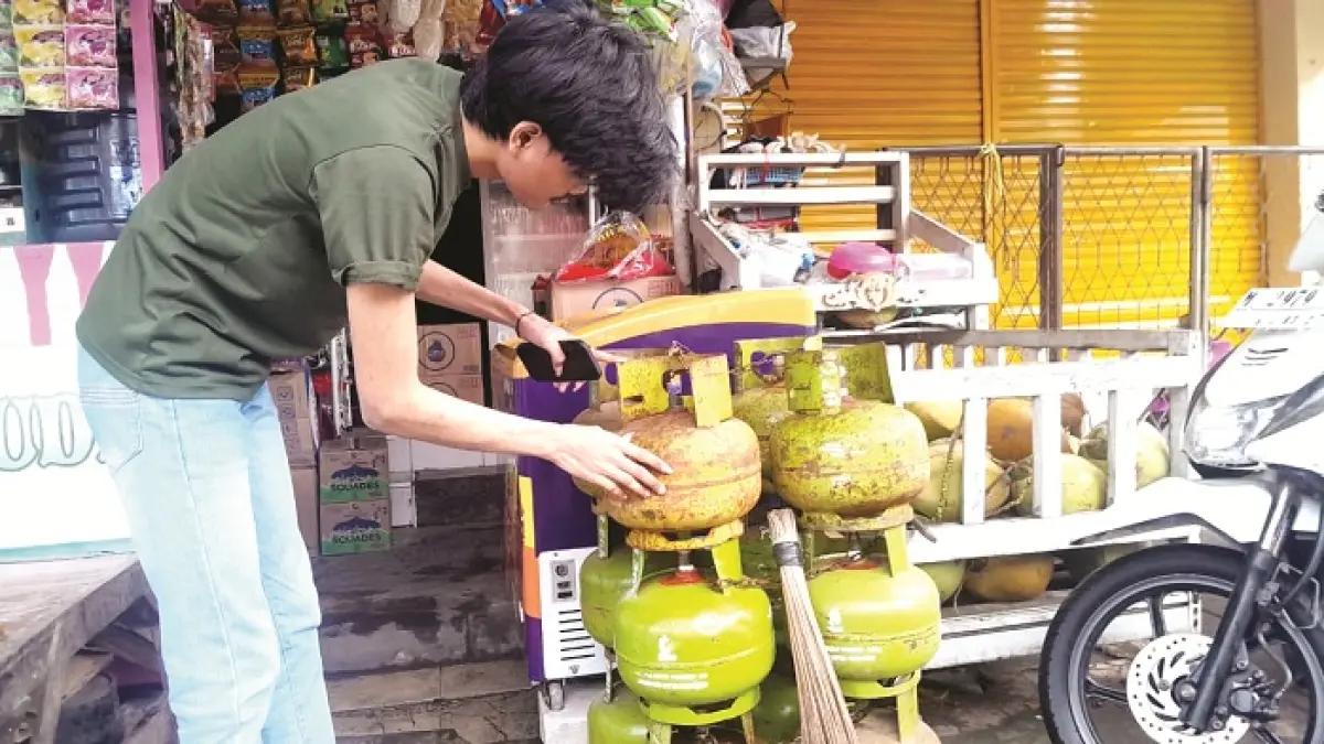 LANGKA: Warga membeli LPG 3 kilogram di salah satu pengecer di Jalan Kabupaten, Pamekasan, Senin (6/4). (M. KHOLIL RAMLI/JPRM)