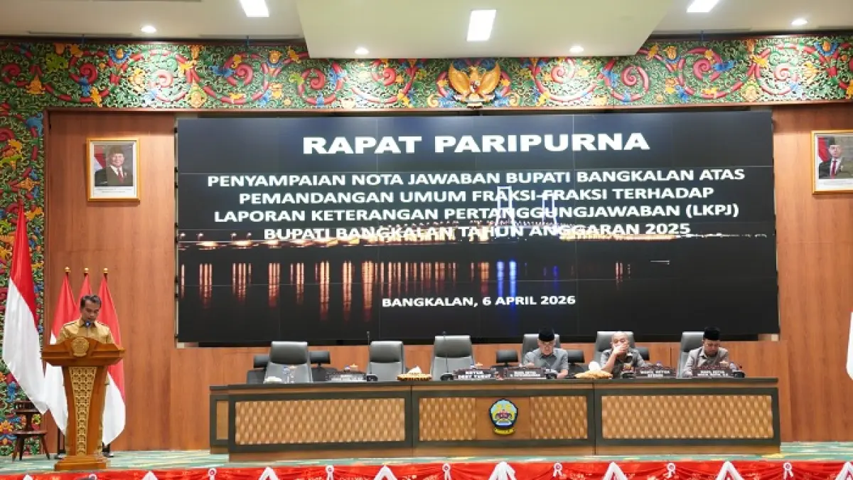 LUGAS: Bupati Bangkalan Lukman Hakim menyampaikan jawaban atas PU fraksi-fraksi DPRD terhadap LKPj tahun anggaran 2025 dalam forum rapat paripurna Senin (6/4). (PROKOPIM UNTUK JPRM)