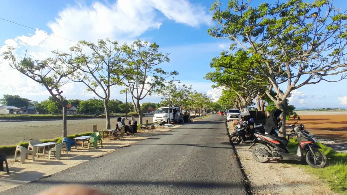 POTENSI WISATA: Sejumlah pemuda pemudi sedang bersantai menunggu sunset di Wisata Capak, Desa Pandan, Kecamatan Galis, Pamekasan. (M. KHOLIL RAMLI/JPRM)&nbsp;
