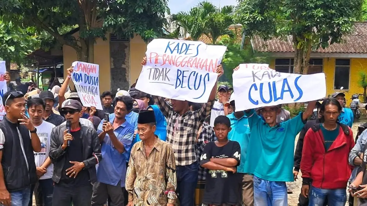 PROTES: Ratusan warga Desa Pesanggrahan, Kecamatan Kwanyar, Bangkalan, melakukan aksi unjuk rasa di balai desa setempat pada Kamis (12/2). (MUAFI UNTUK JPRM)