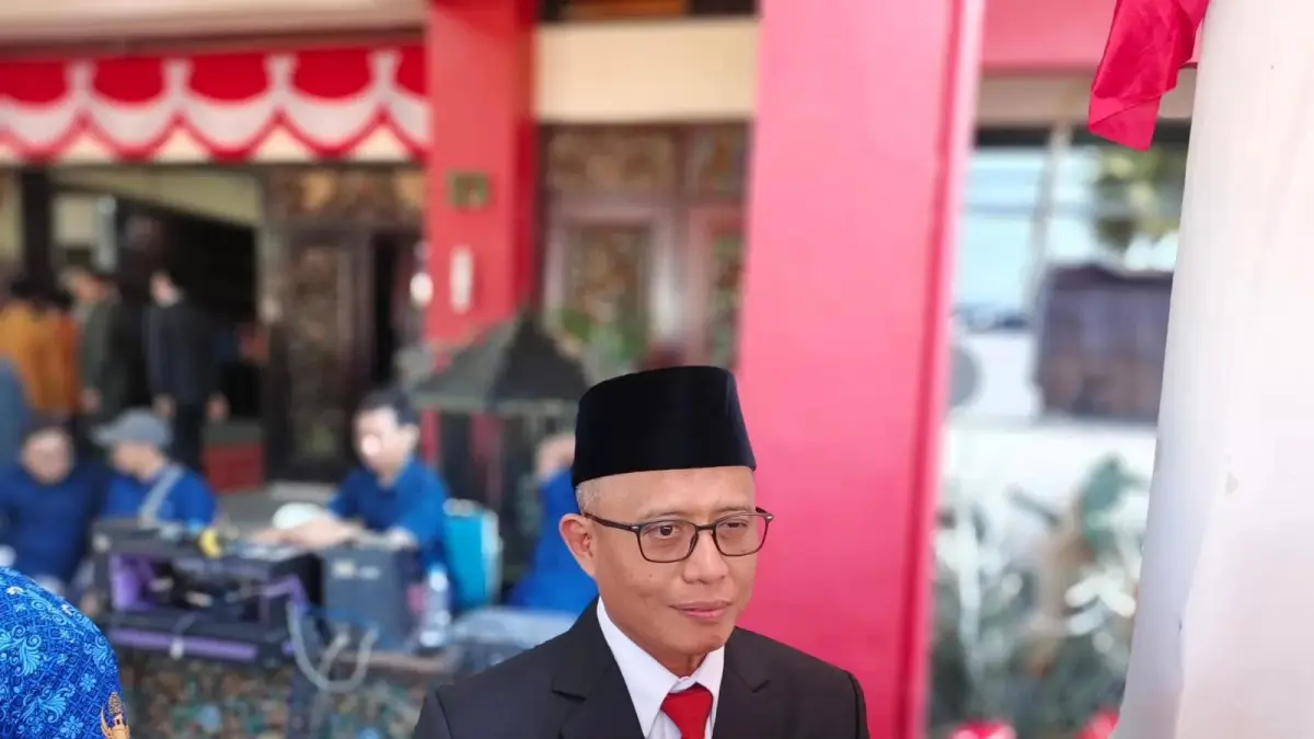 RAMAH: Direktur Utama PT BPRS Bhakti Sumekar (Perseroda), Hairil Fajar saat diwawancara oleh awak media di halaman Pemkab Sumenep.
