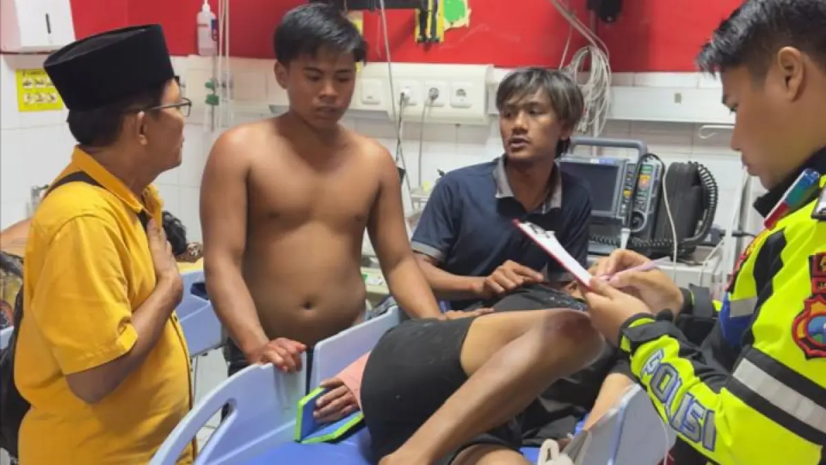 RAWAT INAP: Rokib, korban laka lantas, saat menjalani perawatan di RSMZ Sampang, Minggu (5/4).