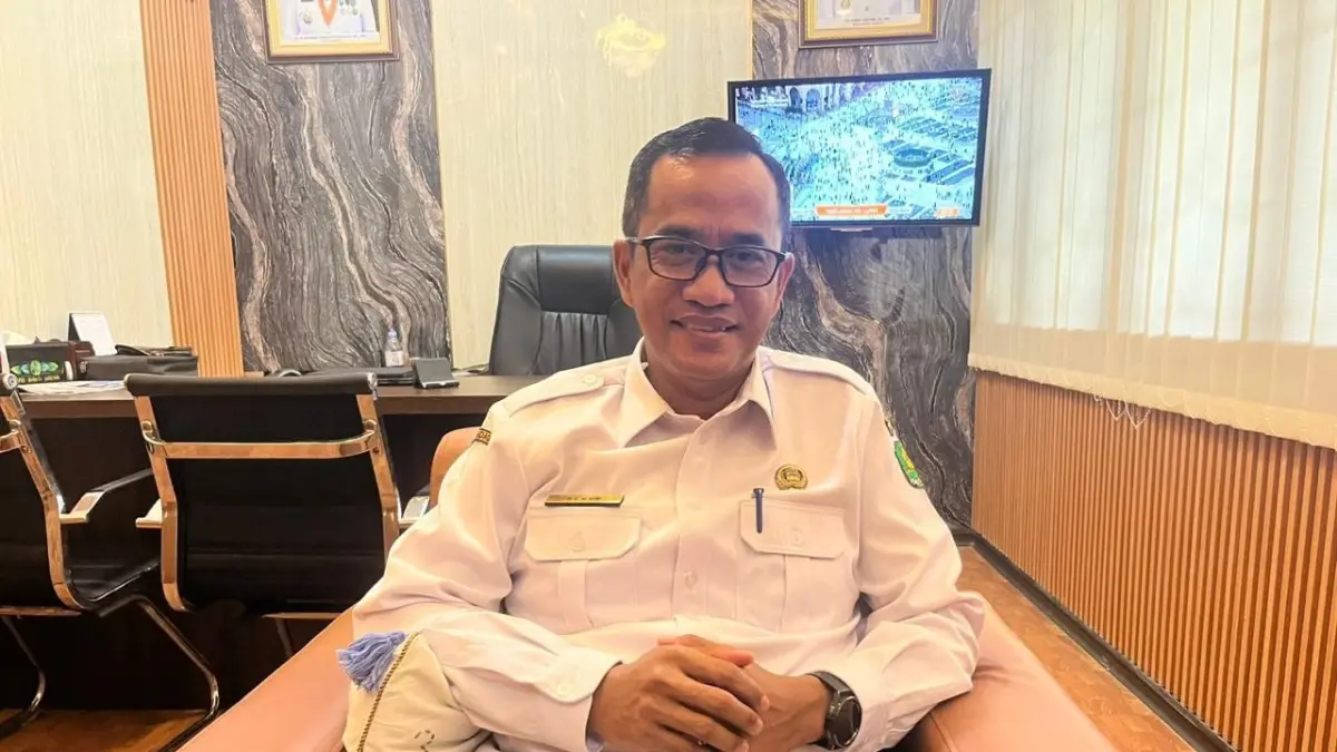 TERBUKA: Kepala BKPSDM Sumenep Benny Irawan saat memberikan keterangan di ruang kerjanya.