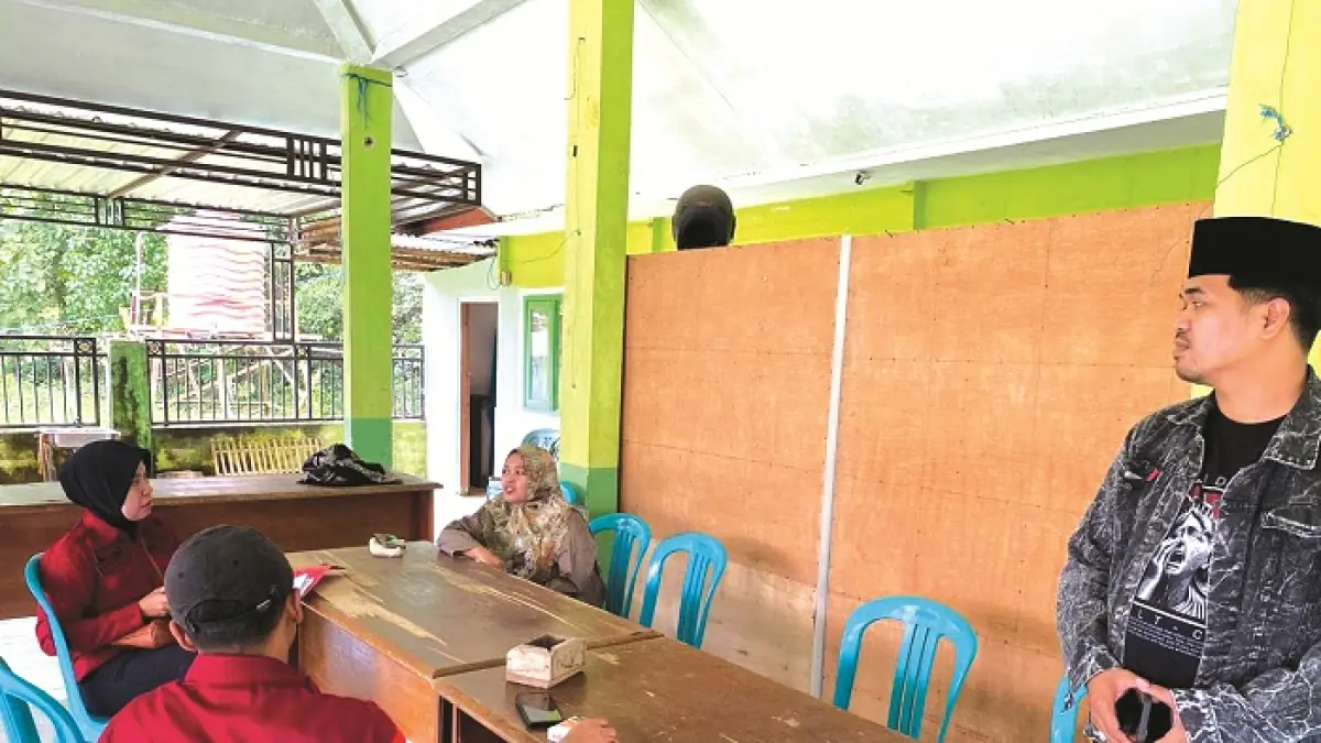 TURUN LANGSUNG: Tim Kejari Pamekasan berada di Balai Desa Tampojung Tenggina, Rabu (1/4). (ISTIMEWA)
