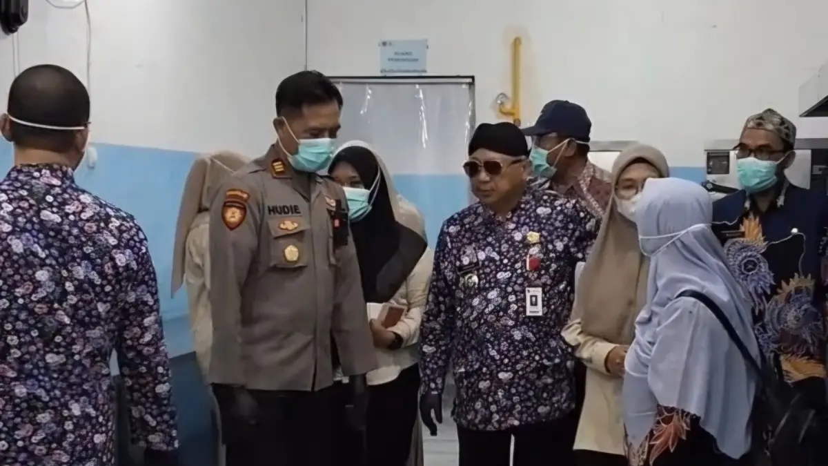 ABAI: Camat Ganding Abdul Khalid (Berkacamata) tidak memakai APD saat melakukan inspeksi ke dalam dapur MBG, Kamis (2/4).