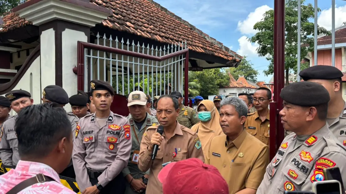 ADU DATA: TIM Satgas MBG Pamekasan menemui massa aksi yang tergabung dalam Formasi di depan kantor pemkab, Senin (6/4).