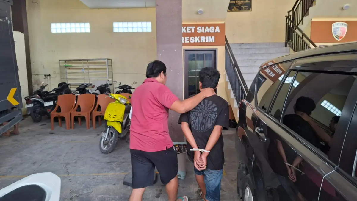 DIAMANKAN: Tersangka MR digiring petugas di Mapolres Sampang, Senin (6/4) dini hari.&nbsp;