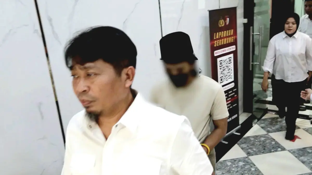 DISERAHKAN KE KEJAKSAAN: Polda Jatim menyerahkan UF, tersangka persetubuhan terhadap santriwati di bawah umur, ke Kejari Bangkalan Senin (6/4). (DOK POLDA JATIM)
