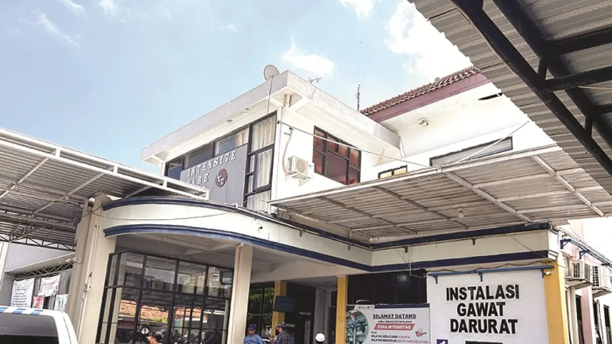 FASILITAS KESEHATAN: Warga berada di sekitar IGD RSMZ Sampang Selasa (7/4). (UBAIDILLAHIR RA’IE/JPRM)