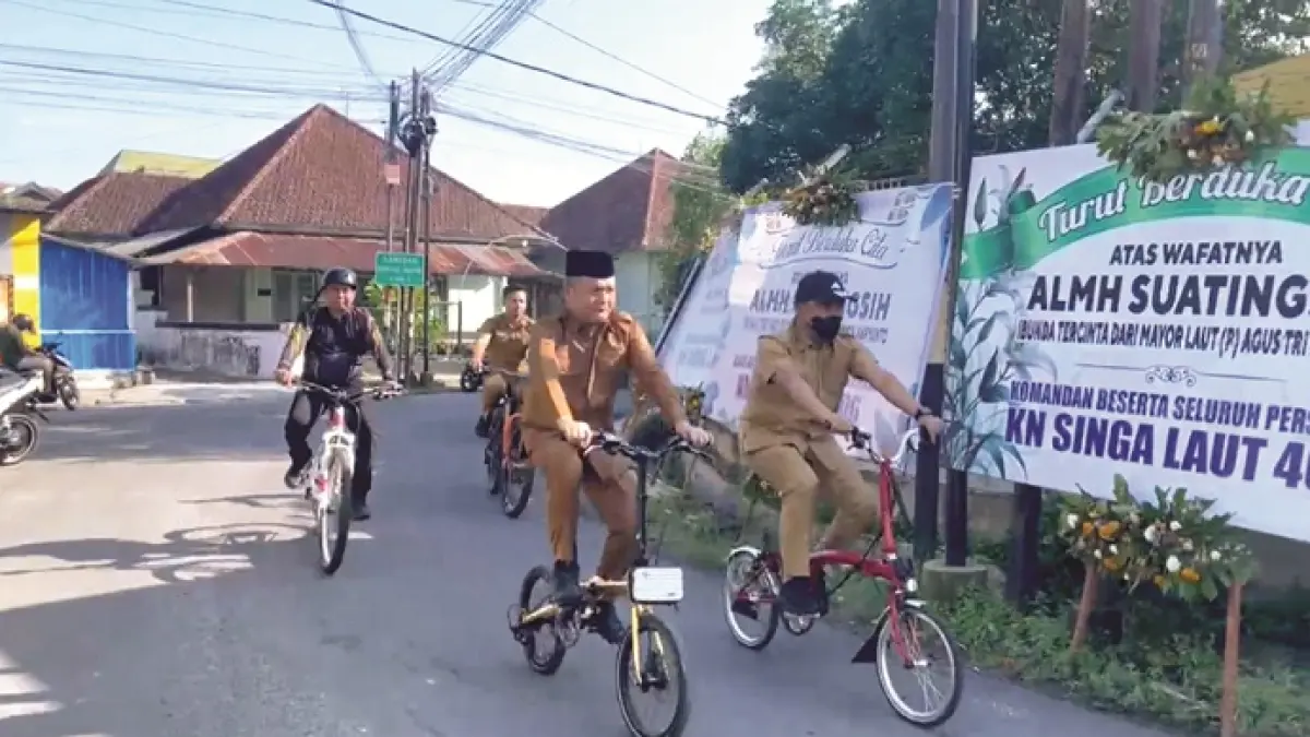 HEMAT: Bupati Bangkalan Lukman Hakim (bertopi) dan Wakil Bupati Moch. Fauzan Ja