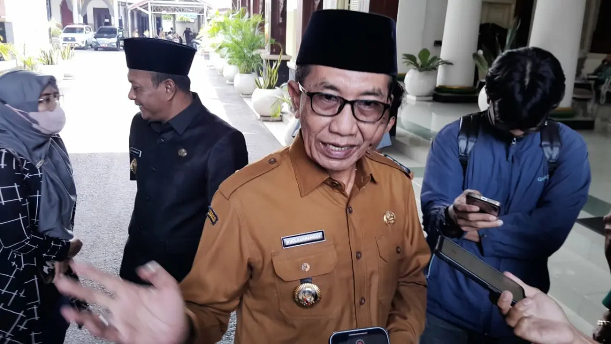INOVATIF: Bupati Pamekasan KH Kholilurrahman saat doorstop dengan awak media di Pendopo Ronggosukowati, Selasa (31/3).