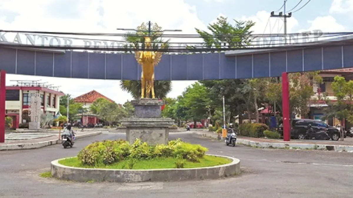 PUSAT PEMERINTAHAN: Pengendara melintas di depan kantor Pemkab Sumenep di Jalan dr Cipto Selasa (7/4). (MOH. IQBAL/JPRM)