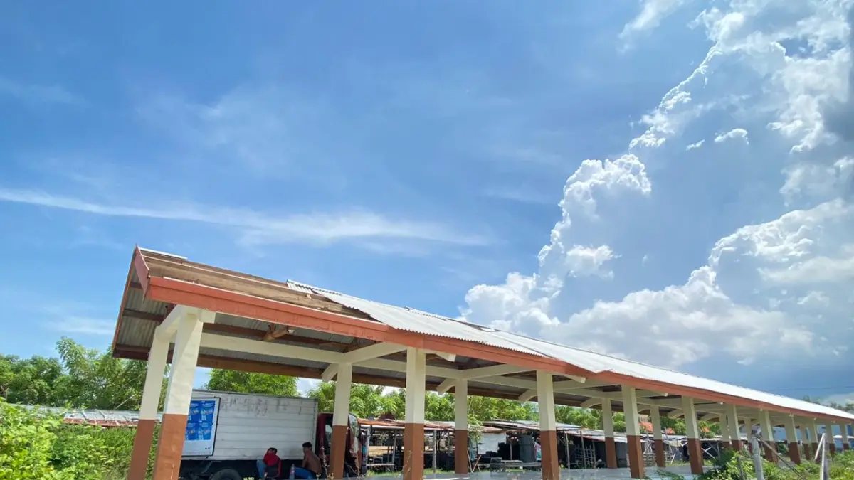 TAK BERMANFAAT: Warga berada di bawah atap los Pasar Aeng Sareh, Sampang, yang rusak, Senin (6/4).