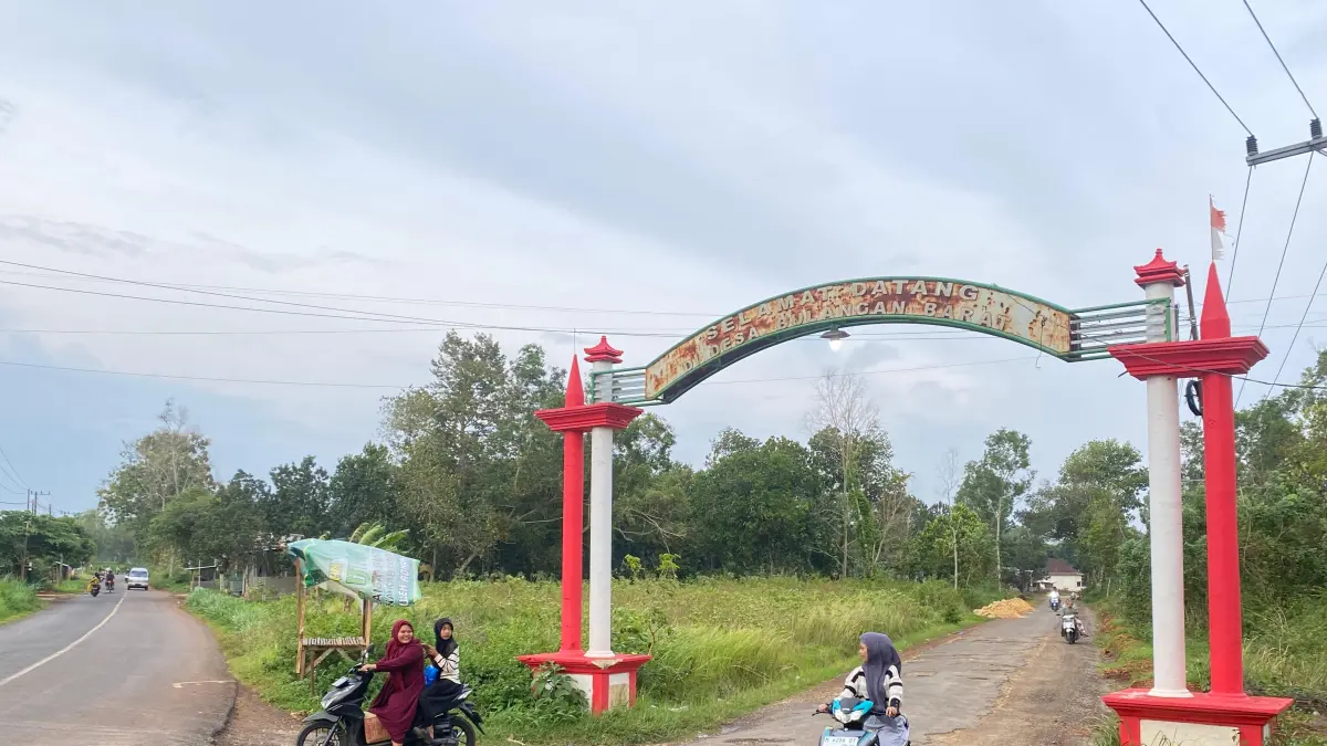 TERIK: Warga melintas di sekitar Jalan Tlagah–Bulangan Barat, Kecamatan Pegantenan, Selasa (31/3).