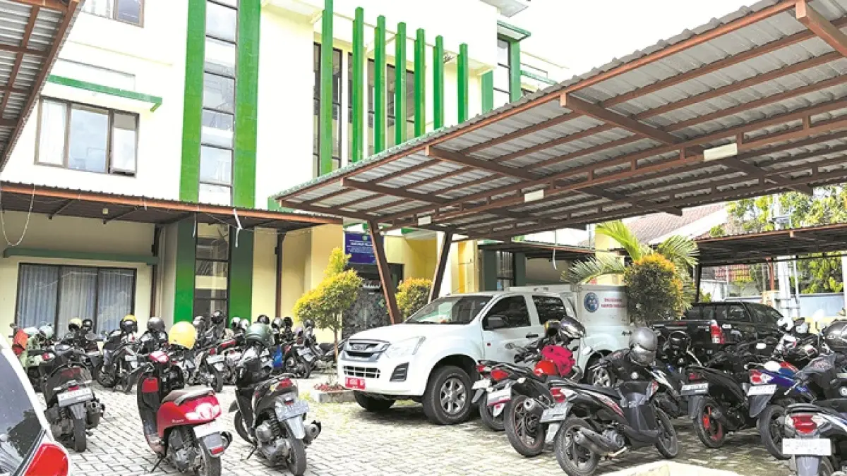TERPARKIR: Salah satu kendaraan Dinkes Pamekasan berada di halaman kantor Selasa (7/4). (MOH. IQBAL AFGANI/JPRM)