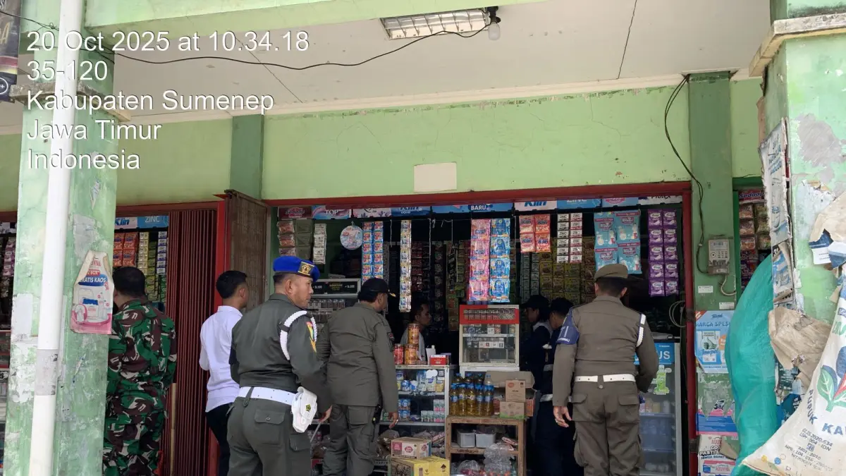 TURUN LANGSUNG: Tim gabungan saat melakukan pemantauan rokok ilegal di sejumlah toko kelontong di Sumenep pada akhir 2025.