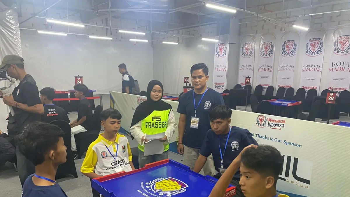 ANDALAN: Dua atlet Orado Sampang (kaus dongker) saat berkompetisi pada Kejurprov Jatim di Surabaya, Minggu (5/4).