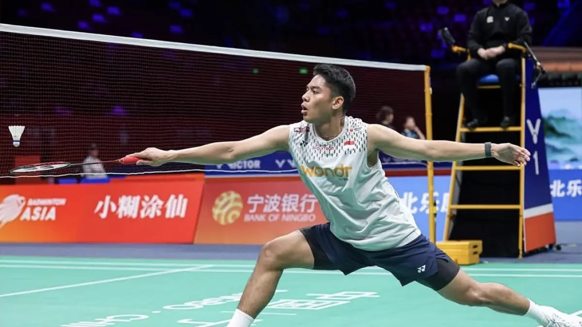 BERBAKAT: Moh. Zaki Ubaidillah saat bertanding melawan atlet Kazakhstan pada kejuaraan Badminton Asia Championship 2026 di Tiongkok, Rabu (7/4).