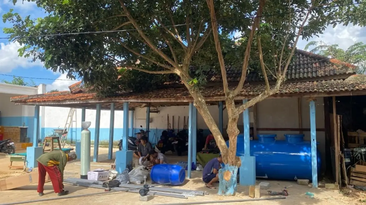 BERGERAK CEPAT: Proses pemasangan instalasi pengolahan air limbah (IPAL) di SPPG Sumenep Ganding Ketawang Larangan, Rabu (8/4). (AHMAD SYAH JALALUDDIN UNTUK JPRM)
