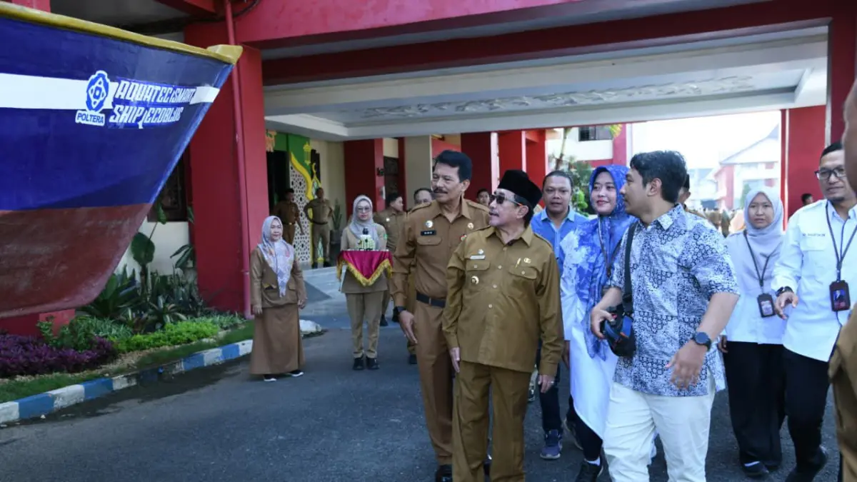 BERMANFAAT: Direktur Poltera Laily Ulfiyah bersama Wabup Sumenep KH Imam Hasyim melihat kapal hibah dari Poltera di halaman Pemkab Sumenep, Senin (6/4).