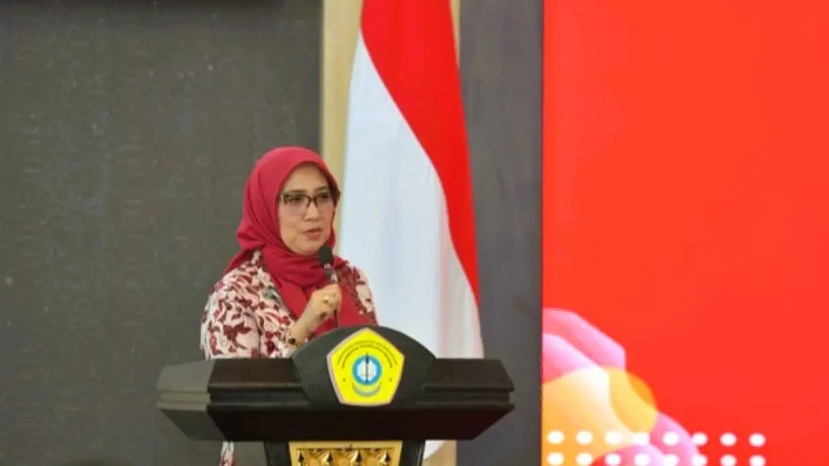 BERSAHAJA: Dekan FH UTM Erma Rusdina menyampaikan sambutan dalam acara kuliah umum di Aula Syaikhona Kholil Rabu (8/4). (UTM UNTUK JPRM)