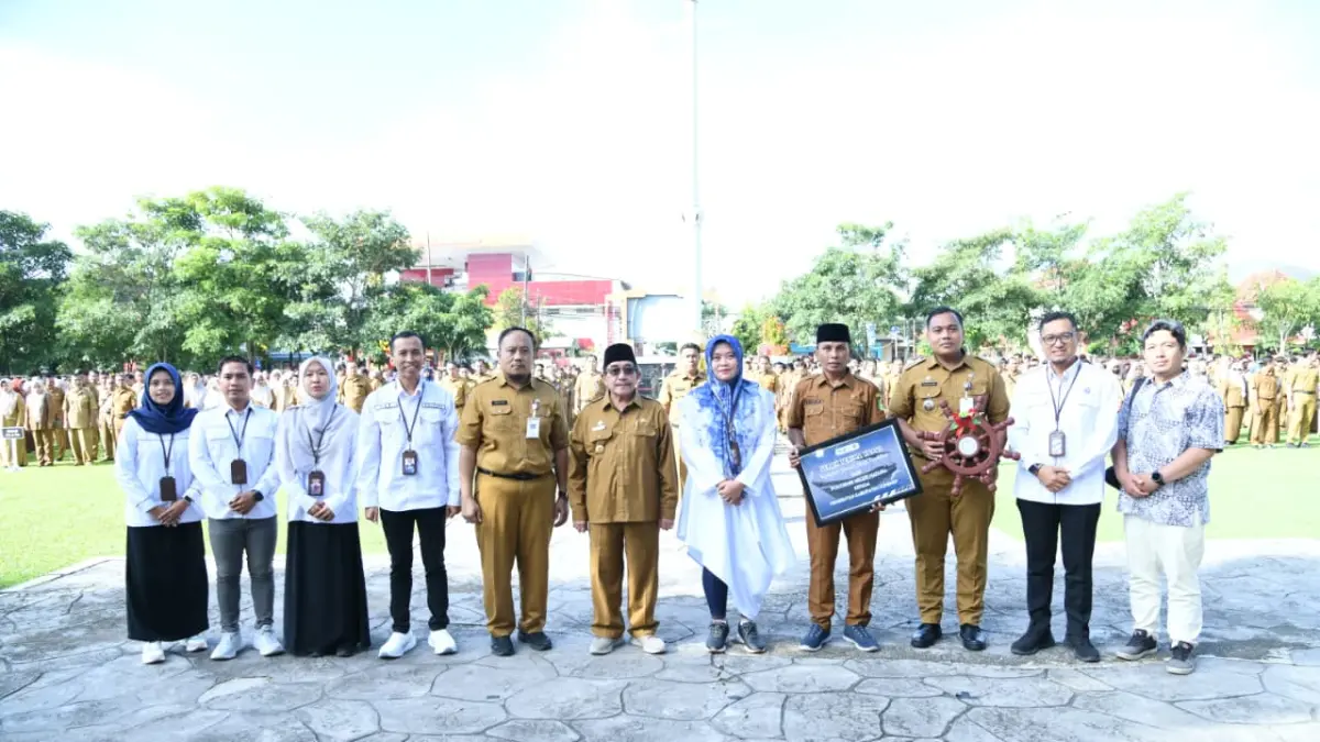 BERSINERGI: Direktur Poltera Laily Ulfiyah (lima dari kanan) bersama Wabup Sumenep KH Imam Hasyim (enam dari kanan) saat penyerahan hibah kapal di halaman Pemkab Sumenep, Senin (6/4).