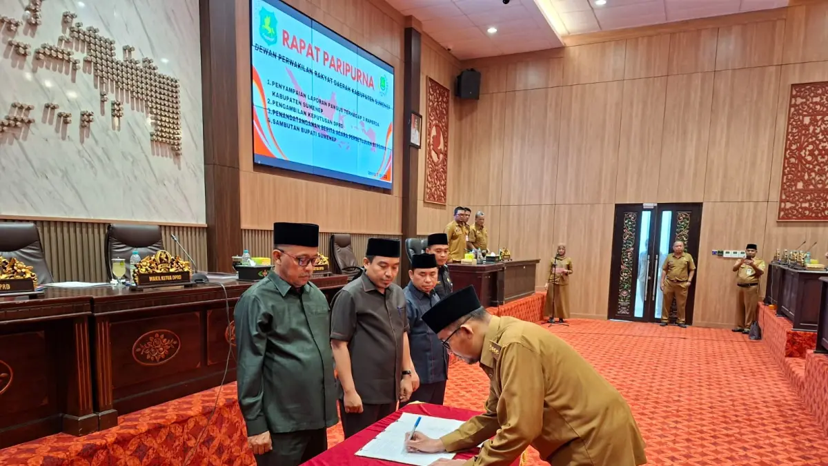 BERSINERGI: Ketua DPRD Sumenep Zainal Arifin dan Bupati Achmad Fauzi Wongsojudo menandatangani dokumen raperda saat paripurna di kantor dewan, Selasa (7/4).&nbsp;