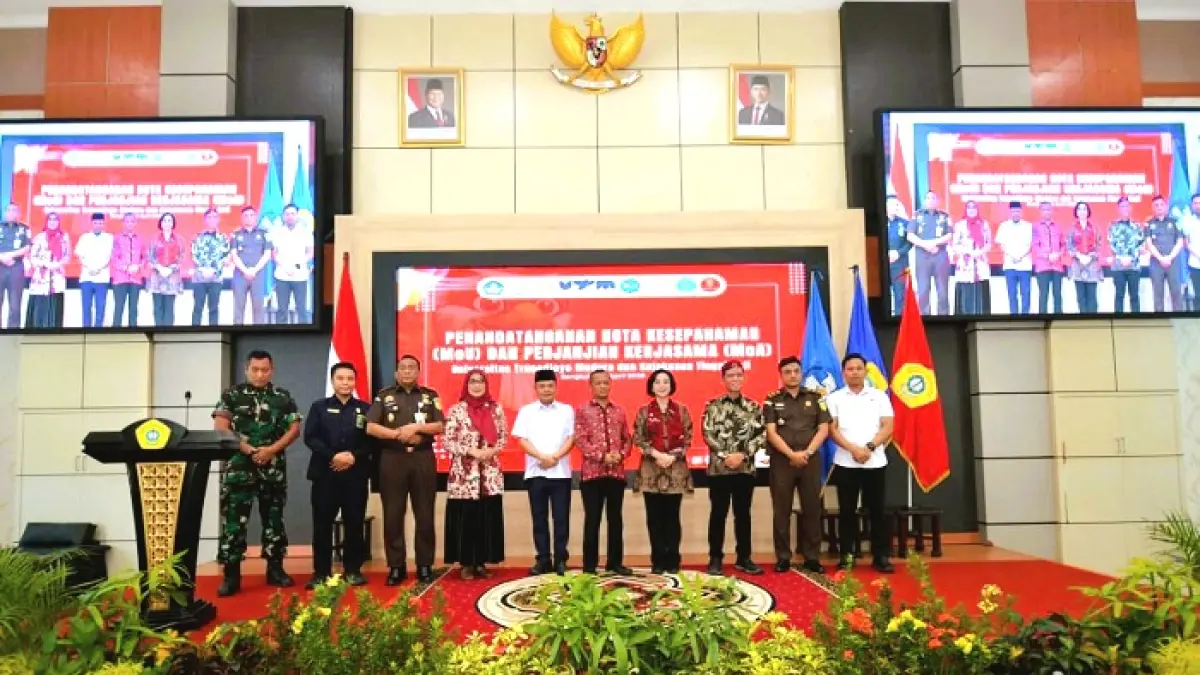BERSINERGI: Rektor UTM bersama jajaran berfoto bersama Kajati Bali Chatarina Muliana Girsang. (UTM UNTUK JPRM)
