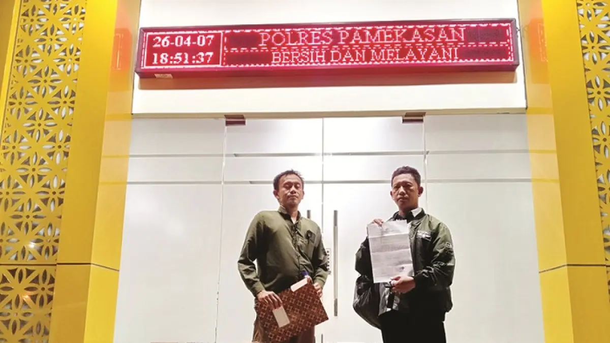 CARI KEADILAN: Pelapor bersama pengacara Akhmad Mausul Nasri usai laporan ke Polres Pamekasan, Selasa (7/4) malam. (MOH. SYAKIR UNTUK JPRM)&nbsp;