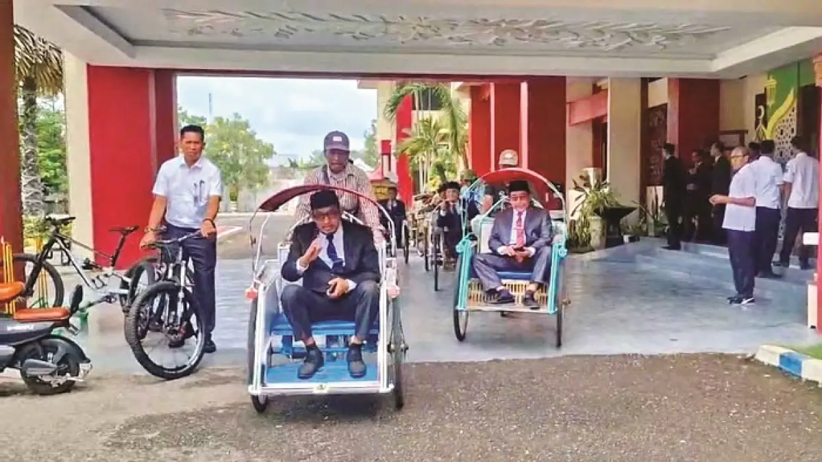 KOMPAK: Bupati Achmad Fauzi Wongsojudo dan Wabup Imam Hasyim saat naik becak di halaman kantor Pemkab Sumenep kemarin. (MOH. IQBAL/JPRM)