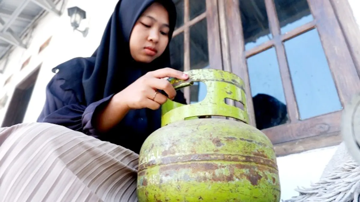 LANGKA: Warga di Jalan Halim Perdanakusuma Bangkalan menunjukkan tabung gas melon Selasa (7/4). (VIVIN AGUSTIN HARTONO/JPRM)