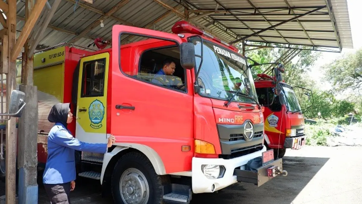 MASIH LAYAK: Anggota Satpol PP Bangkalan mengecek armada di kantornya Selasa (7/4). (VIVIN AGUSTIN HARTONO/JPRM)