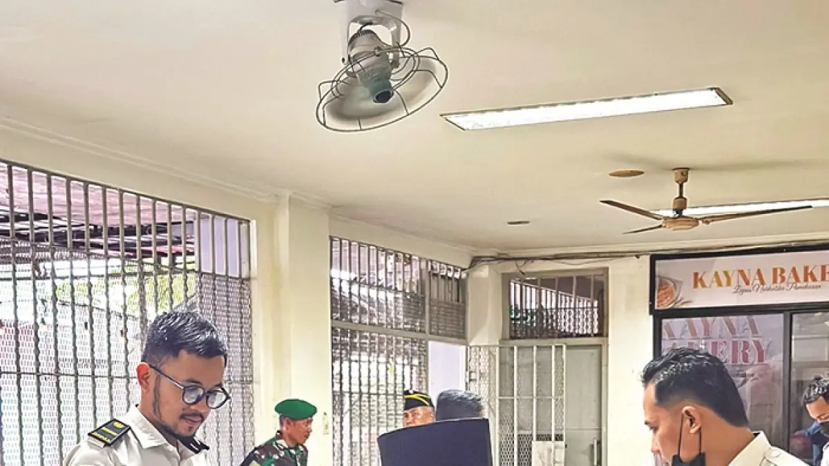 PENGECEKAN: Warga binaan lakukan tes urine di Lapas Narkotika Kelas II-A Pamekasan, Senin (6/4). (LAPAS NARKOTIKA KELAS II-A PAMEKASAN UNTUK JPRM)
