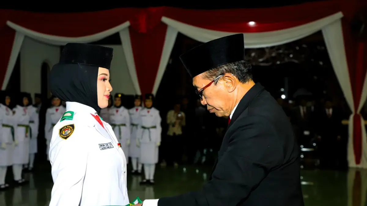 PENYEMATAN: Bupati Pamekasan KH. Kholilurrahman mengukuhkan peserta Paskibraka di Pendopo Ronggosukowati, Jumat (15/8/2025).