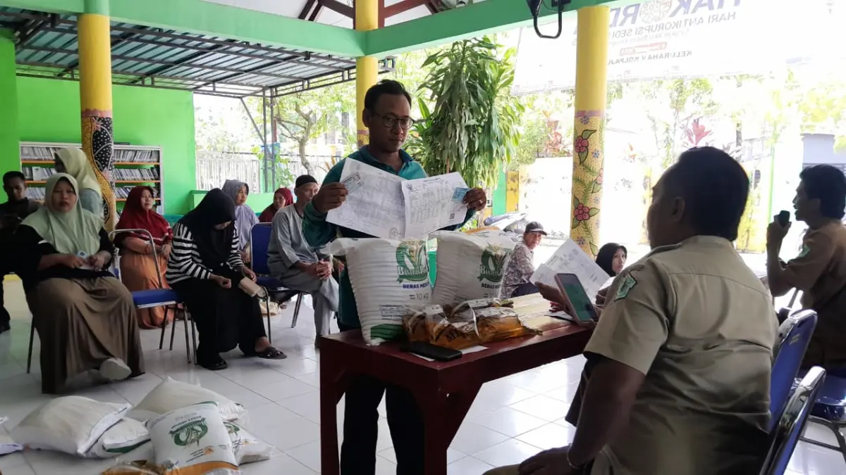 SEMRINGAH: Warga Kelurahan Kolpajung, Kecamatan Kota Pamekasan, menerima banpang, Selasa (7/4).