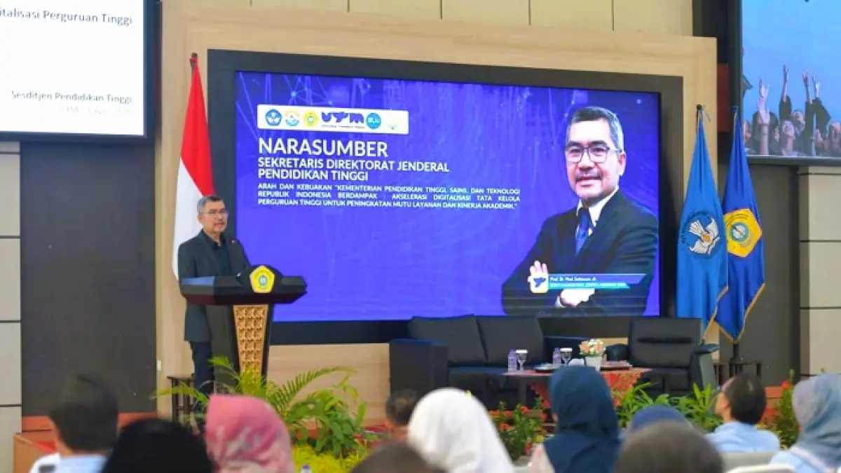 SERIUS: Sekeretaris Dirjen Pendidikan Tinggi Kemendiktisaintek Prof Med. Setiawan memberikan paparan di hadapan akademisi UTM Rabu (8/4). (UTM UNTUK JPRM)