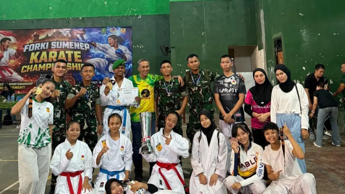 TUNTAS: Sejumlah atlet karate sedang foto usai mengikuti kejuaraan karate yang digelar FORKI Sumenep di Stadion A. Yani, Desa Pabian, Kecamatan Kota, Sabtu (4/4).